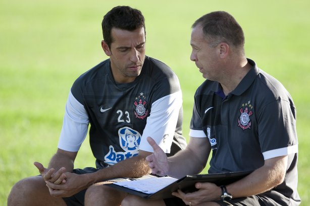 Edu diz que se sentia sacaneado durante atrito que teve com Mano no Corinthians