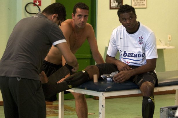 CORINTHIANS/SP X FLAMENGO/RJ- O massagista Cleber Costa; Edu Gaspar e o goleiro Felipe nos vestiários antes da partida realizada esta tarde no estádio Brinco de Ouro da Princesa, em Campinas, válida pelo returno do Campeonato Brasileiro de 2009