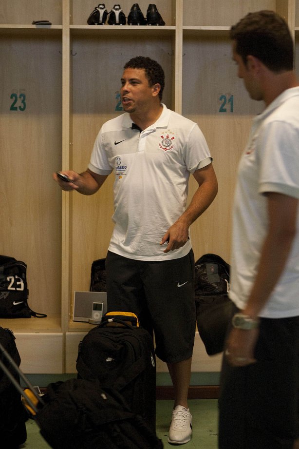 CORINTHIANS/SP X FLAMENGO/RJ- Ronaldo e Edu Gaspar(d) nos vestiários antes da partida realizada esta tarde no estádio Brinco de Ouro da Princesa, em Campinas, válida pelo returno do Campeonato Brasileiro de 2009
