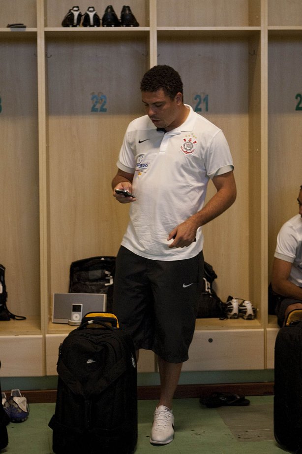CORINTHIANS/SP X FLAMENGO/RJ- Ronaldo nos vestiários antes da partida realizada esta tarde no estádio Brinco de Ouro da Princesa, em Campinas, válida pelo returno do Campeonato Brasileiro de 2009