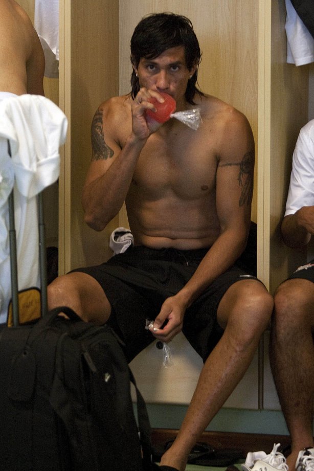 CORINTHIANS/SP X FLAMENGO/RJ- Sergio Escudero nos vestiários antes da partida realizada esta tarde no estádio Brinco de Ouro da Princesa, em Campinas, válida pelo returno do Campeonato Brasileiro de 2009