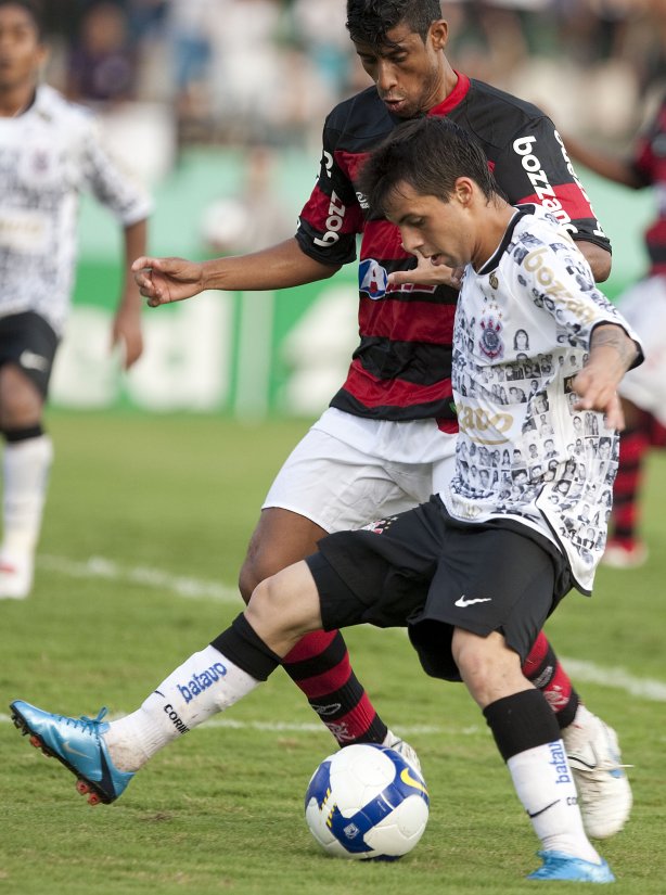 CORINTHIANS/SP X FLAMENGO/RJ- em um lance da partida realizada esta tarde no estádio Brinco de Ouro da Princesa, em Campinas, válida pelo returno do Campeonato Brasileiro de 2009