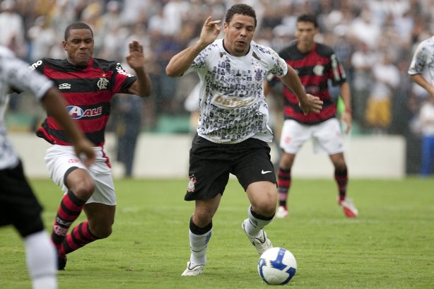 CORINTHIANS/SP X FLAMENGO/RJ- em um lance da partida realizada esta tarde no estádio Brinco de Ouro da Princesa, em Campinas, válida pelo returno do Campeonato Brasileiro de 2009