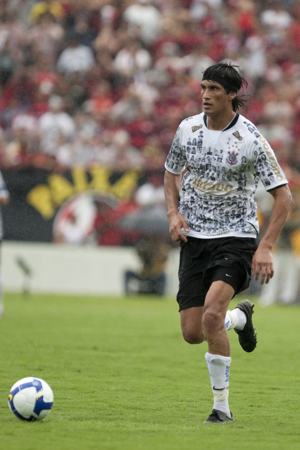 CORINTHIANS/SP X FLAMENGO/RJ- em um lance da partida realizada esta tarde no estádio Brinco de Ouro da Princesa, em Campinas, válida pelo returno do Campeonato Brasileiro de 2009
