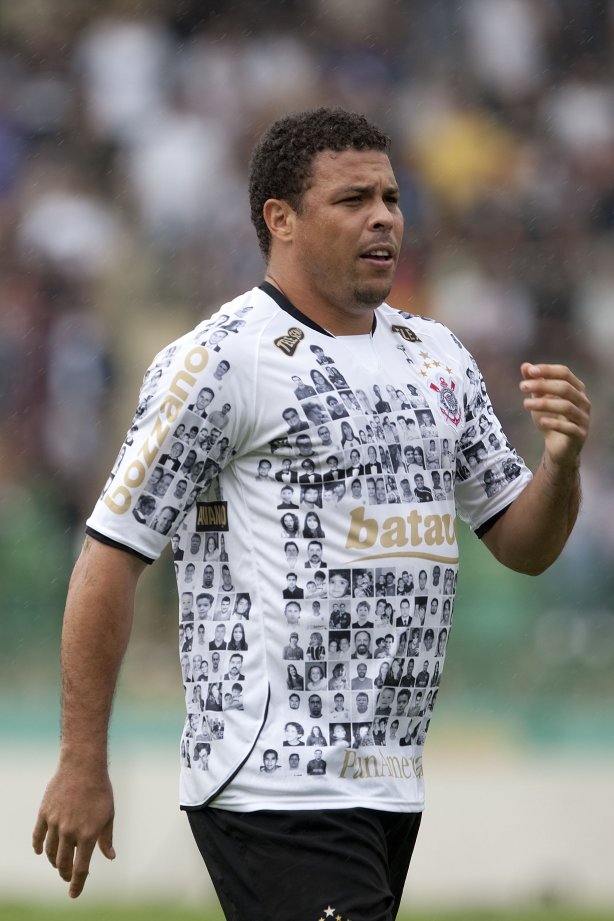 CORINTHIANS/SP X FLAMENGO/RJ- em um lance da partida realizada esta tarde no estádio Brinco de Ouro da Princesa, em Campinas, válida pelo returno do Campeonato Brasileiro de 2009