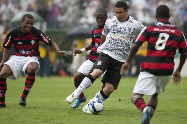 CORINTHIANS/SP X FLAMENGO/RJ- em um lance da partida realizada esta tarde no estádio Brinco de Ouro da Princesa, em Campinas, válida pelo returno do Campeonato Brasileiro de 2009