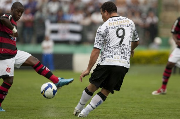 CORINTHIANS/SP X FLAMENGO/RJ- em um lance da partida realizada esta tarde no estádio Brinco de Ouro da Princesa, em Campinas, válida pelo returno do Campeonato Brasileiro de 2009