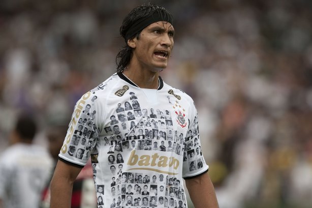 CORINTHIANS/SP X FLAMENGO/RJ- em um lance da partida realizada esta tarde no estádio Brinco de Ouro da Princesa, em Campinas, válida pelo returno do Campeonato Brasileiro de 2009
