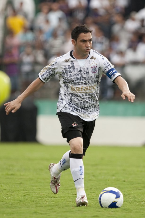 CORINTHIANS/SP X FLAMENGO/RJ- em um lance da partida realizada esta tarde no estádio Brinco de Ouro da Princesa, em Campinas, válida pelo returno do Campeonato Brasileiro de 2009