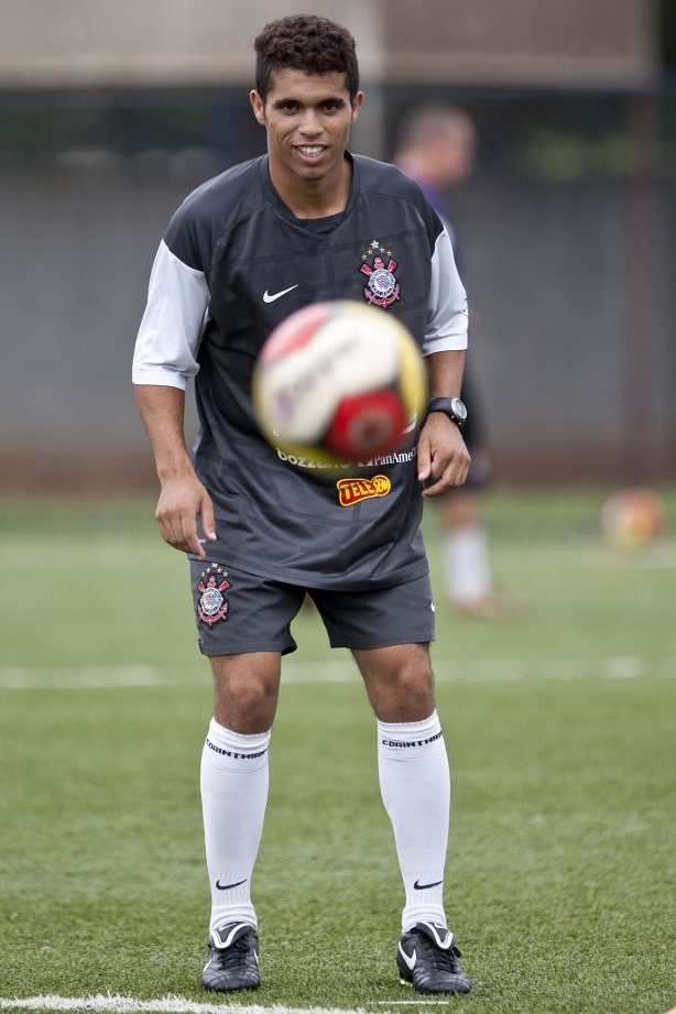 Douglas, lateral-direito, durante o treino do time do Corinthians que vai disputar a Taca São Paulo de Juniores em janeiro, e que foi realizado esta tarde no Parque São Jorge; O time estreia no dia 03/01/2010 contra o Araguaina/TO, em Araraquara