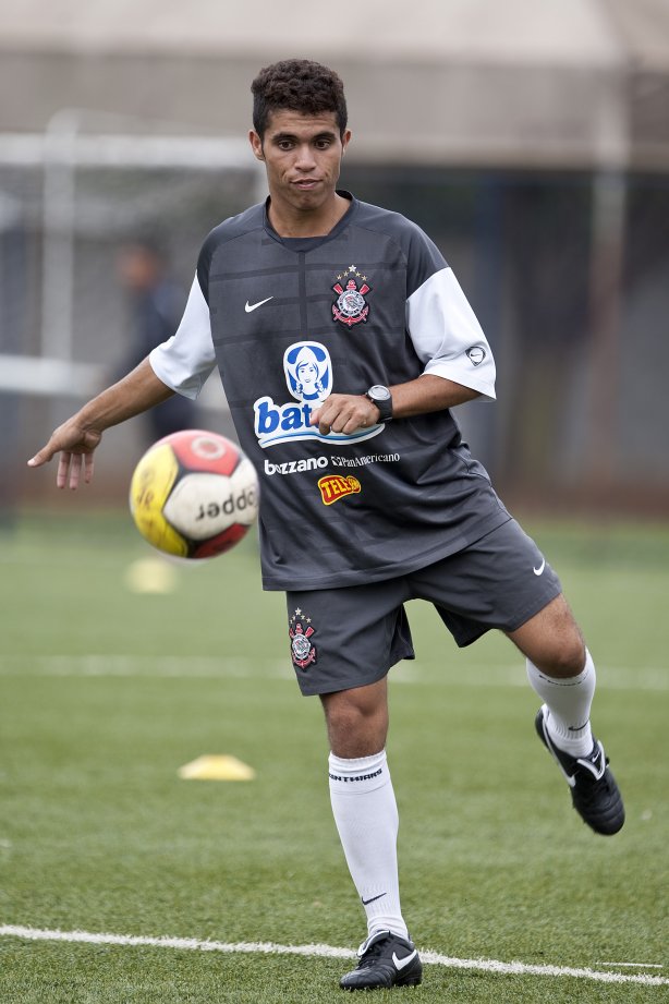 Douglas, lateral-direito durante o treino do time do Corinthians que vai disputar a Taca São Paulo de Juniores em janeiro, e que foi realizado esta tarde no Parque São Jorge; O time estreia no dia 03/01/2010 contra o Araguaina/TO, em Araraquara