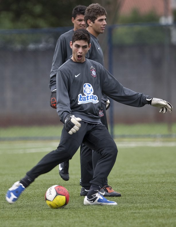 O goleiro André durante o treino do time do Corinthians que vai disputar a Taca São Paulo de Juniores em janeiro, e que foi realizado esta tarde no Parque São Jorge; O time estreia no dia 03/01/2010 contra o Araguaina/TO, em Araraquara