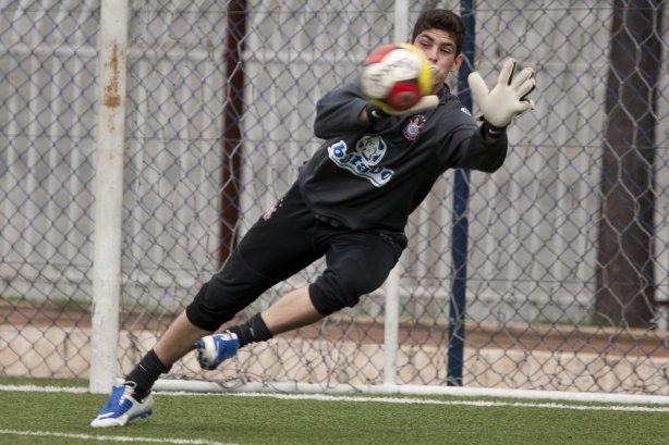 O goleiro André durante o treino do time do Corinthians que vai disputar a Taca São Paulo de Juniores em janeiro, e que foi realizado esta tarde no Parque São Jorge; O time estreia no dia 03/01/2010 contra o Araguaina/TO, em Araraquara