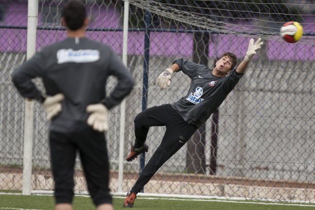 O goleiro Rodrigo Uchoa durante o treino do time do Corinthians que vai disputar a Taca São Paulo de Juniores em janeiro, e que foi realizado esta tarde no Parque São Jorge; O time estreia no dia 03/01/2010 contra o Araguaina/TO, em Araraquara
