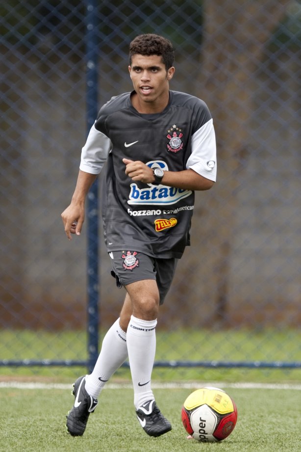 O lateral-direito Douglas durante o treino do time do Corinthians que vai disputar a Taca São Paulo de Juniores em janeiro, e que foi realizado esta tarde no Parque São Jorge; O time estreia no dia 03/01/2010 contra o Araguaina/TO, em Araraquara