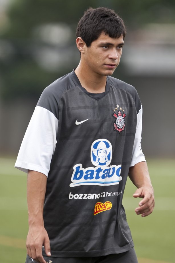 O meia Bruno durante o treino do time do Corinthians que vai disputar a Taca São Paulo de Juniores em janeiro, e que foi realizado esta tarde no Parque São Jorge; O time estreia no dia 03/01/2010 contra o Araguaina/TO, em Araraquara