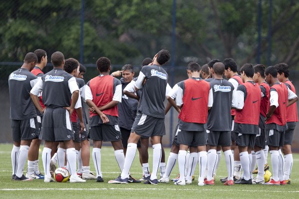 O técnico Doriva Bueno, (c) com a mao na cabeca, durante o treino do time do Corinthians que vai disputar a Taca São Paulo de Juniores em janeiro, e que foi realizado esta tarde no Parque São Jorge; O time estreia no dia 03/01/2010 contra o Araguaina/TO, em Araraquara