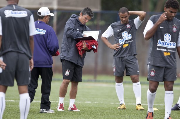O técnico Doriva Bueno durante o treino do time do Corinthians que vai disputar a Taca São Paulo de Juniores em janeiro, e que foi realizado esta tarde no Parque São Jorge; O time estreia no dia 03/01/2010 contra o Araguaina/TO, em Araraquara