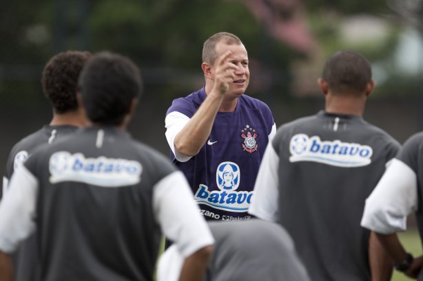 Sandro Sargentin, preparador fisico, durante o treino do time do Corinthians que vai disputar a Taca São Paulo de Juniores em janeiro, e que foi realizado esta tarde no Parque São Jorge; O time estreia no dia 03/01/2010 contra o Araguaina/TO, em Araraquara