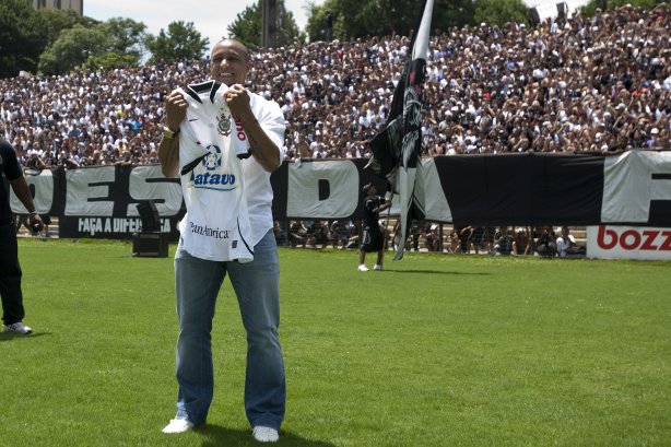 O lateral-esquerdo Roberto Carlos, ex-jogador do Fenerbahce da Turquia, foi apresentado hoje como o novo contratado do Corinthians