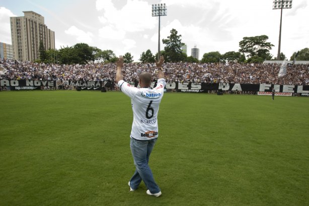 O lateral-esquerdo Roberto Carlos, ex-jogador do Fenerbahce da Turquia, foi apresentado hoje como o novo contratado do Corinthians
