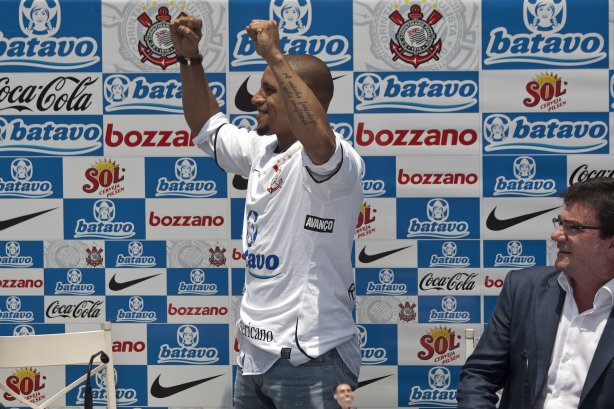 O lateral-esquerdo Roberto Carlos, ex-jogador do Fenerbahce da Turquia, foi apresentado hoje como o novo contratado do Corinthians