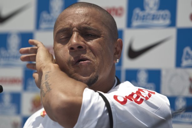 O lateral-esquerdo Roberto Carlos, ex-jogador do Fenerbahce da Turquia, foi apresentado hoje como o novo contratado do Corinthians