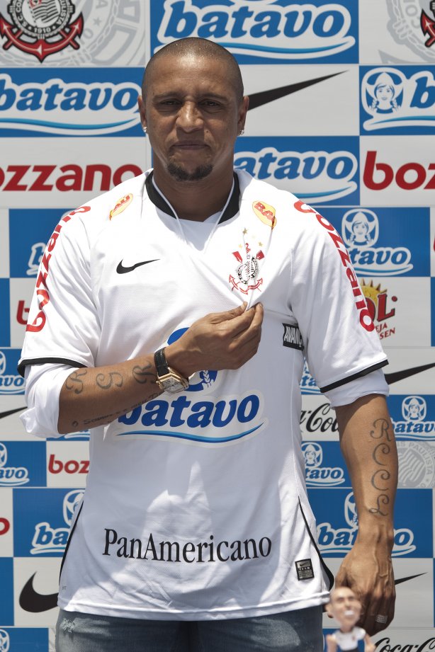 O lateral-esquerdo Roberto Carlos, ex-jogador do Fenerbahce da Turquia, foi apresentado hoje como o novo contratado do Corinthians