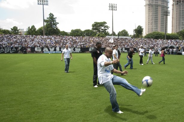 O lateral-esquerdo Roberto Carlos, ex-jogador do Fenerbahce da Turquia, foi apresentado hoje como o novo contratado do Corinthians