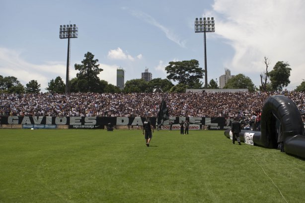 O lateral-esquerdo Roberto Carlos, ex-jogador do Fenerbahce da Turquia, foi apresentado hoje como o novo contratado do Corinthians
