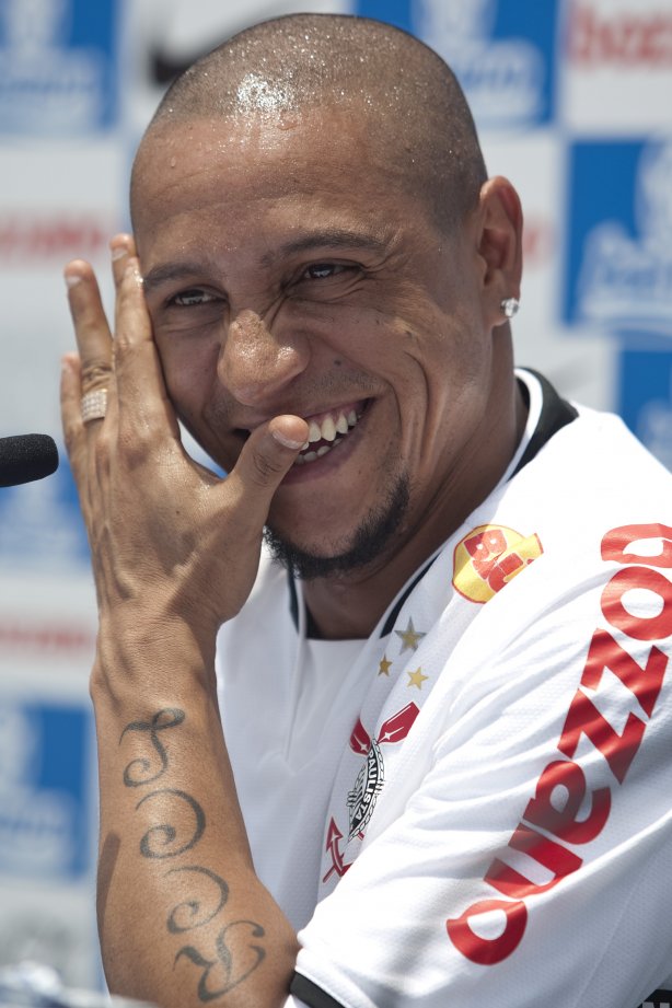 O lateral-esquerdo Roberto Carlos, ex-jogador do Fenerbahce da Turquia, foi apresentado hoje como o novo contratado do Corinthians