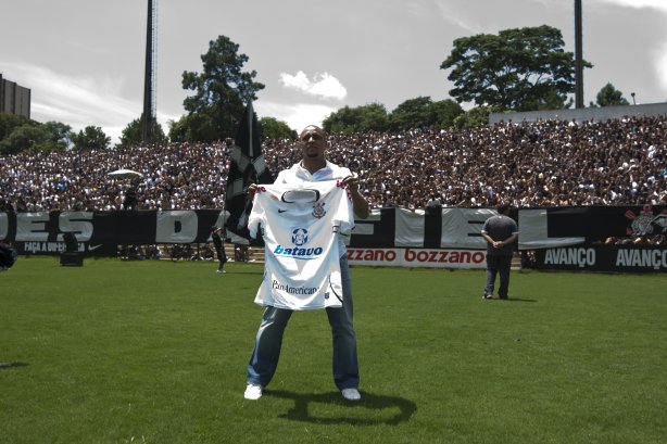 O lateral-esquerdo Roberto Carlos, ex-jogador do Fenerbahce da Turquia, foi apresentado hoje como o novo contratado do Corinthians
