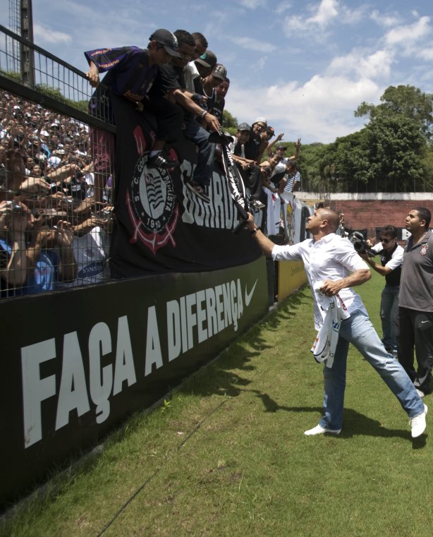 O lateral-esquerdo Roberto Carlos, ex-jogador do Fenerbahce da Turquia, foi apresentado hoje como o novo contratado do Corinthians