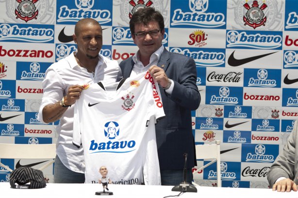 O lateral-esquerdo Roberto Carlos, ex-jogador do Fenerbahce da Turquia, foi apresentado hoje como o novo contratado do Corinthians