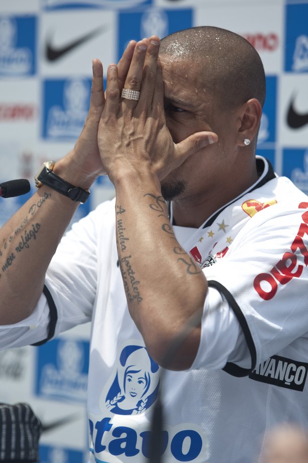 O lateral-esquerdo Roberto Carlos, ex-jogador do Fenerbahce da Turquia, foi apresentado hoje como o novo contratado do Corinthians