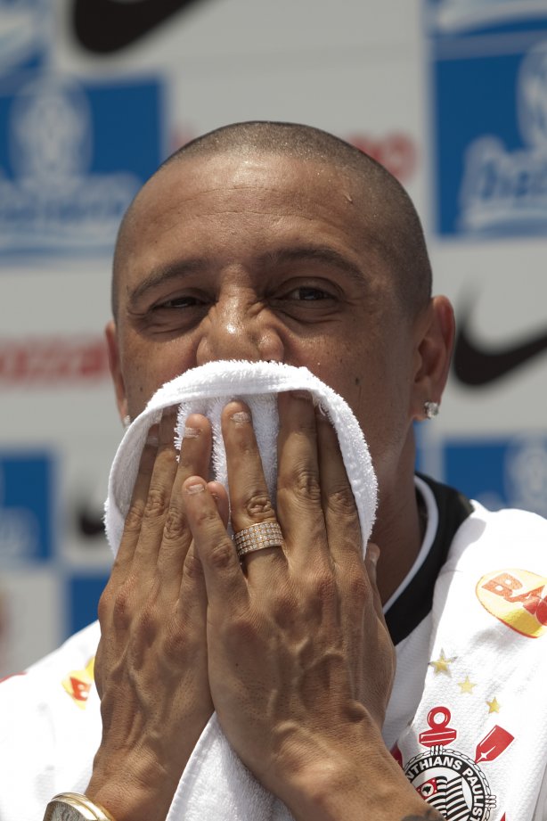 O lateral-esquerdo Roberto Carlos, ex-jogador do Fenerbahce da Turquia, foi apresentado hoje como o novo contratado do Corinthians