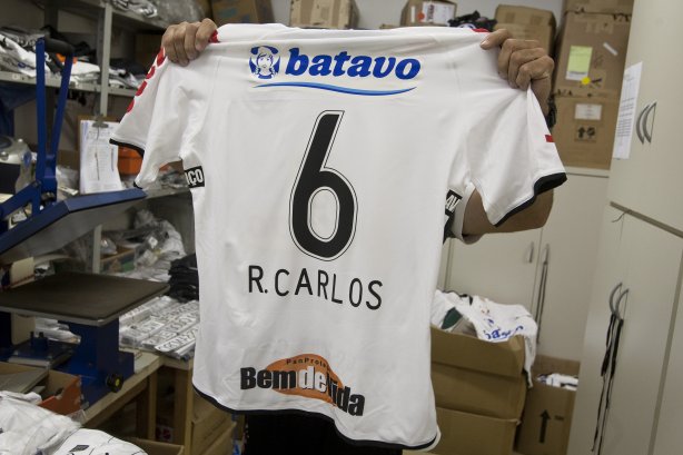 O roupeiro Edizio de Almeida prepara a camisa que Roberto Carlos, ex-jogador do Fenerbahce da Turquia, usara como o novo contratado do Corinthians