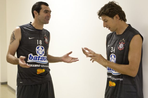 O time do Corinthians se representou hoje a tarde no Parque São Jorge, iniciando a preparação para o ano de 2010; Na foto, Danilo e Tcheco, dois novos contratados