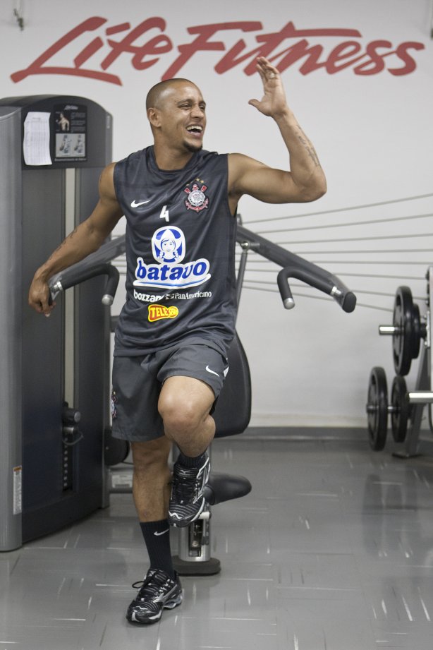 O time do Corinthians se representou hoje a tarde no Parque São Jorge, iniciando a preparação para o ano de 2010; Na foto, Roberto Carlos
