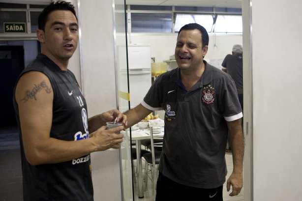 O time do Corinthians se representou hoje a tarde no Parque São Jorge, iniciando a preparação para o ano de 2010; Na foto, Chicão e o médico Dr Paulo de Faria