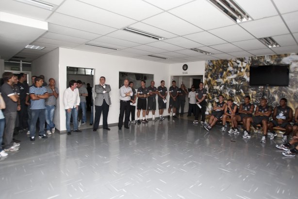 O time do Corinthians se representou hoje a tarde no Parque São Jorge, iniciando a preparação para o ano de 2010; Na reapresentacao falaram o presidente Andres Sanchez(c); o diretor Mario Gobbi e o técnico Mano Menezes