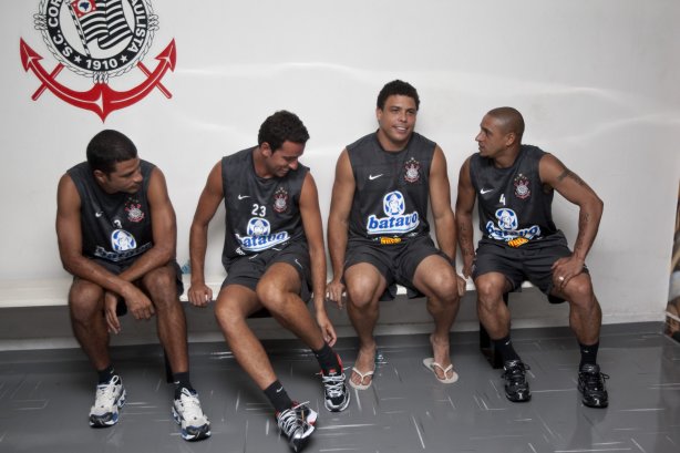 O time do Corinthians se representou hoje a tarde no Parque São Jorge, iniciando a preparação para o ano de 2010; Na foto; William; Edu Gaspar; Ronaldo e Roberto Carlos