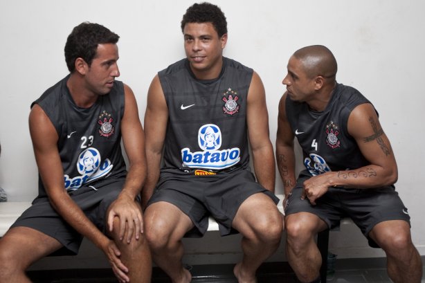 O time do Corinthians se representou hoje a tarde no Parque São Jorge, iniciando a preparação para o ano de 2010; Na foto; Edu Gaspar; Ronaldo e Roberto Carlos