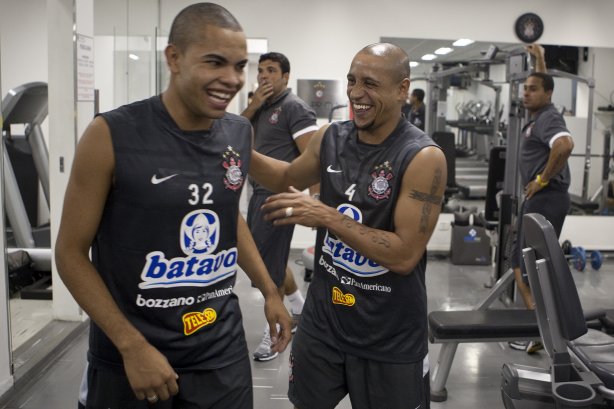 O time do Corinthians se representou hoje a tarde no Parque São Jorge, iniciando a preparação para o ano de 2010; Na foto, Dentinho e Roberto Carlos