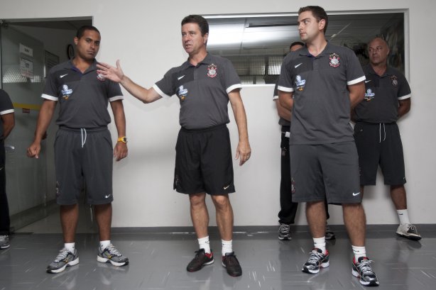 O time do Corinthians se representou hoje a tarde no Parque São Jorge, iniciando a preparação para o ano de 2010; Na foto, o preparador físico Walmir Cruz(c) apresenta o novo fisioterapeuta Caio Mello(e) e o auxiliar de preparação fisica, Luiz Claudio Lula da Silva, filho do presidente do Brasil, Luiz Inacio Lula da Silva