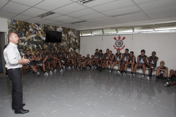 O time do Corinthians se representou hoje a tarde no Parque São Jorge, iniciando a preparação para o ano de 2010; Na foto o técnico Mano Menezes conversa com o elenco de jogadores