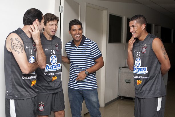 O time do Corinthians se representou hoje a tarde no Parque São Jorge, iniciando a preparação para o ano de 2010;Na foto, o auxiliar de Mano Menezes, Sidney Lobo(c) conversa com os recem-chegados Danilo(e); Tcheco e Ralf(d)