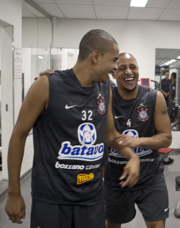 O time do Corinthians se representou hoje a tarde no Parque São Jorge, iniciando a preparação para o ano de 2010; Na foto, Dentinho e Roberto Carlos