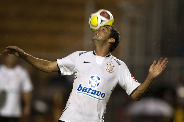 CORINTHIANS X MIRASSOL- Danilo em um lance da partida realizada esta noite no estádio do Pacaembu, zona oeste de São Paulo, válida pelo Campeonato Paulista 2010
