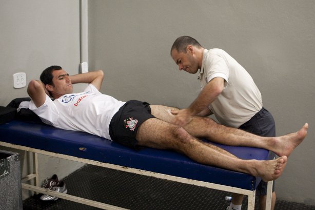 CORINTHIANS X MIRASSOL- Danilo, que estreia hoje e o fisioterapeuta José Alberto Fregnani nos vestiários antes da partida realizada esta noite no estádio do Pacaembu, zona oeste de São Paulo, válida pelo Campeonato Paulista 2010